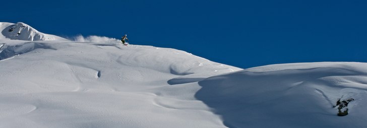 Efter en kort haijk längs bergväggen kom vi till. Foto: Felix Grunert. Åkare: Patrik Hammarlund.