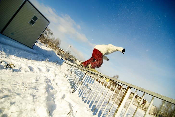 Enu ett sätt att köra denna bro rail på. Foto: Tim Holmberg. Åkare: Emil Hagberg.