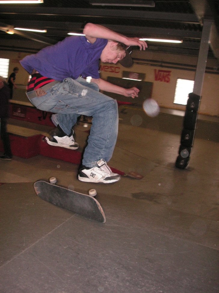 daniel drar en kickflip i BC.
fotograf ärjag!. Foto: eleonor hjärtmyr. Åkare: daniel westerlund.