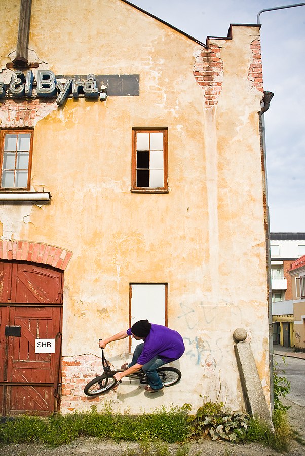 Wallride på nån skön byggnad. Foto: Pontus Landfors. Åkare: Johan Nordberg.