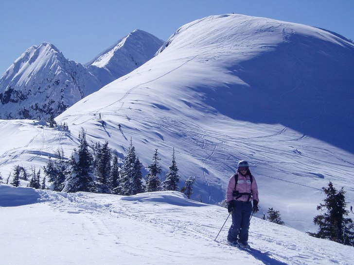 På kammen, mot ett åk med mjuka svängar. I bakg. Foto: Jonas Persson. Åkare: Hanna Ekelund.