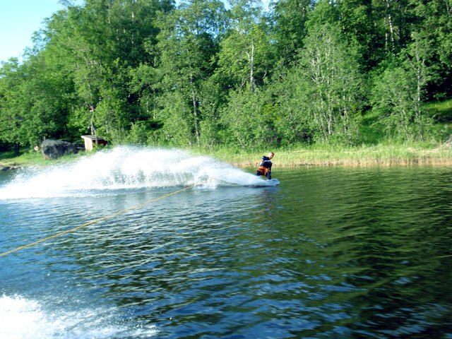 åker lite wakeboard när vinden inte räcker till. Foto: Björn/Toni. Åkare: Jonathan Björkskog.