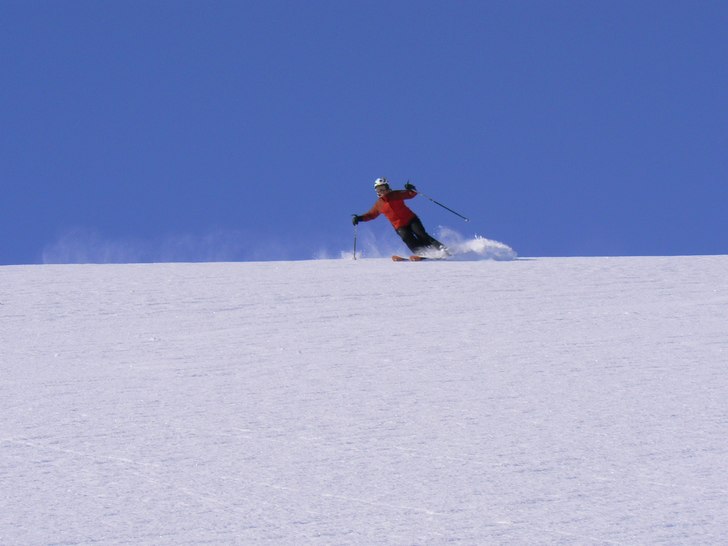 Sköna offpistsvängar ner mot ängarna.. Foto: Stefan Vikberg. Åkare: Karin Ekström.