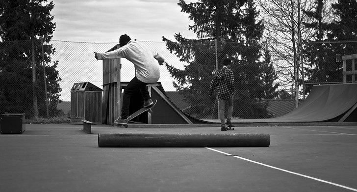 Liten skatesession. Foto: Philip Juliusson. Åkare: Jonas Frid.
