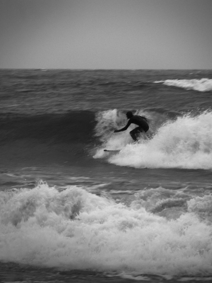 Andreas tog några vågor på eftermiddagen 29okt . Foto: Daniel Forsberg. Åkare: Andreas Neves.