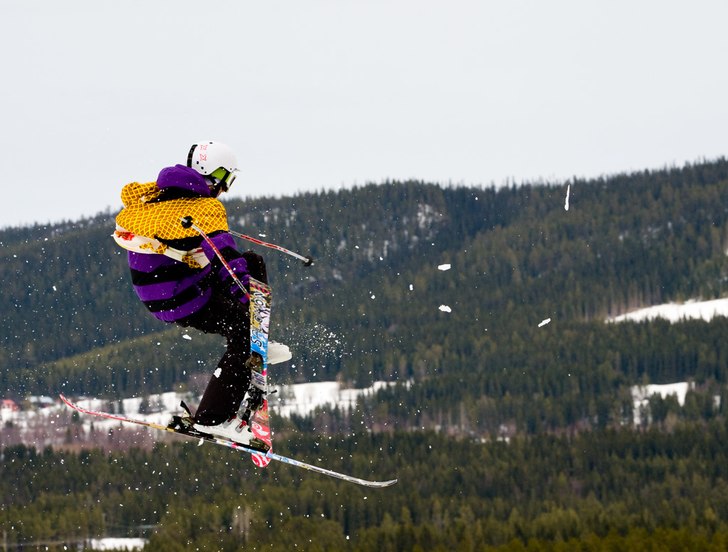 Big Jump Cup. 
Nytt trick med en skida lös?. Foto: Jonas Eklind. Åkare: Okänd.