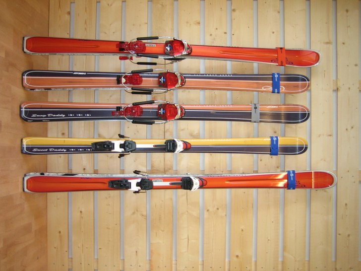 Gentlemen, choose your weapons. 
Test skidor frå. Foto: Daniel Carlsson. Åkare: Ingen.