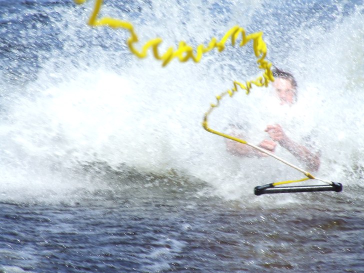 Simon åker kneeboard och sätter i framänden av . Foto: Emil Johansson (jag). Åkare: Simon johansson(grym kille).