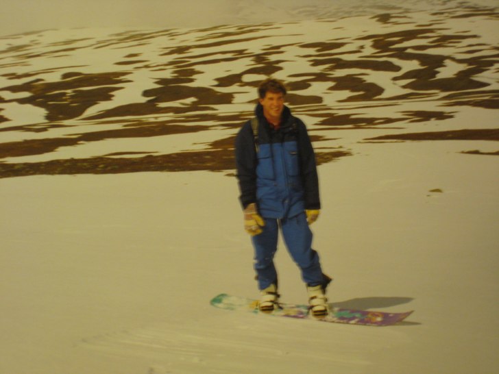 Sommarbrädåkning i Stekenjokk ( Vilhelminafjäll. Foto: Ville Östergren. Åkare: John Skogsbacke.