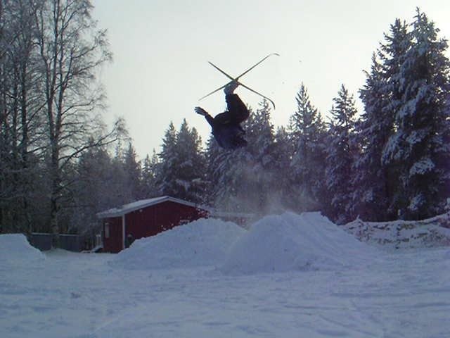 Jag stasar frontflip med längdskidorna..hehe. Foto: Jim Åhl. Åkare: Jim Åhl.