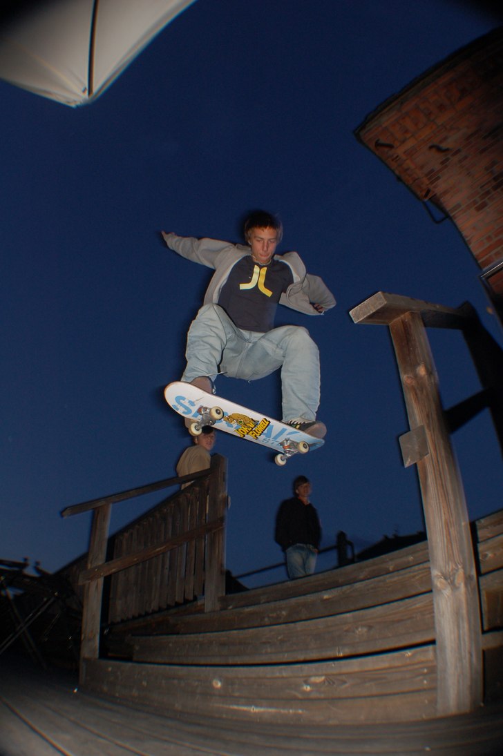 patte ollar trappen vid kafeét. Foto: Max Romlin. Åkare: Patrik Ericsson.