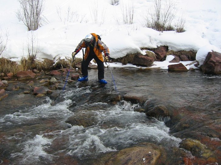 En överraskande bred bäck forceras efter offpist. Foto: Martin Bengtsson. Åkare: Michael Malmros.
