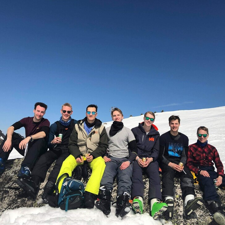 En snabb fika på en solig dag i Val Thorens.