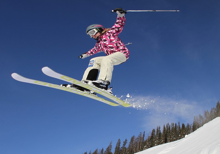 Lovisa dyker rätt in i ett fisheye-objektiv. Foto: Tobias Hannu. Åkare: Lovisa Hannu.