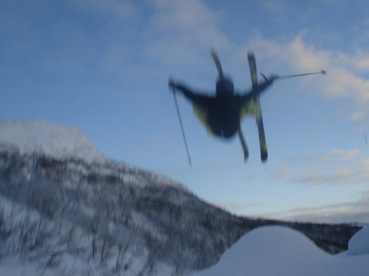 Jag (Felix) bailar hårt i ett hopp som vi byggde . Foto: Jonathan Eklund. Åkare: Felix Eriksson.