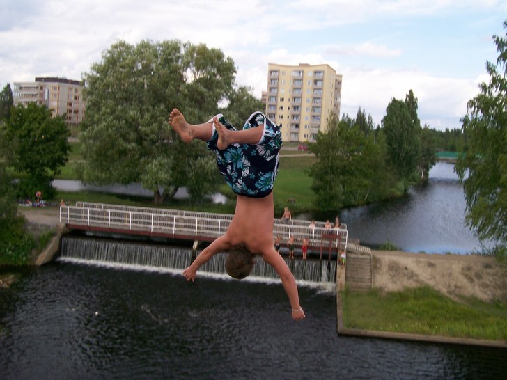 jag drar en backflip från 10an. Foto: KÅDE!. Åkare: Leffe.