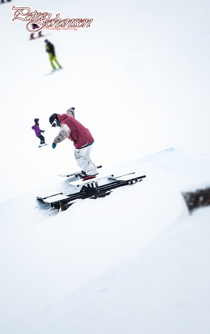 Första gången med snowboard/skidor framför lins. Foto: Petra Eleonor Johnsson.