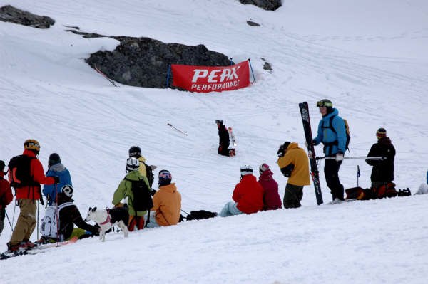 Foto: Ola Melin. Åkare: Ska han inte ha skidorna på sig?.