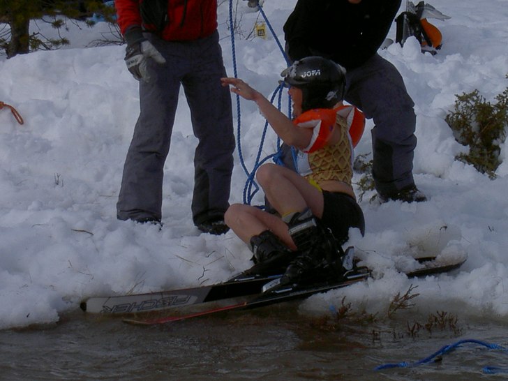 Ja du..kallt som fan..det årliga Bäckahoppet fö. Foto: Mårten. Åkare: Caroline.