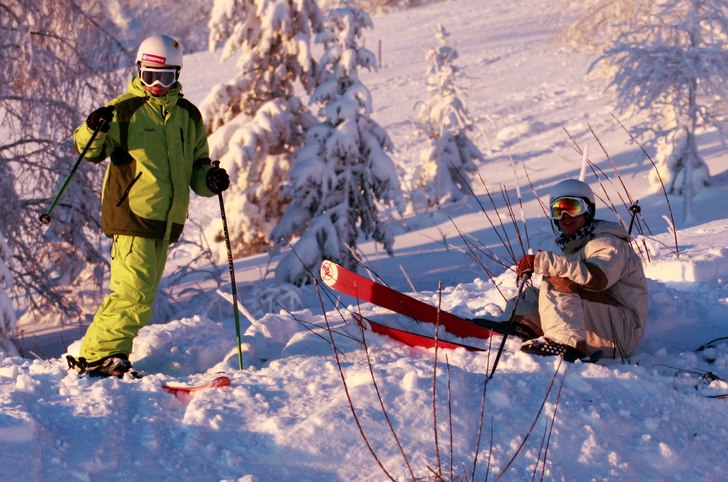 anton pekar mot några fräsha brudar som stod och. Foto: Joakim Hayland.