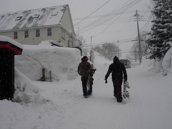 walking to the lifts in Niseko. Foto: Brian Wolfe. Åkare: Peter Harvieux, Brian Kopish.