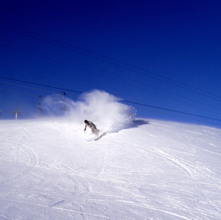 Sprayar vinddrivor. Foto: Sabina Rydberg. Åkare: Carl-Johan Ekhall.