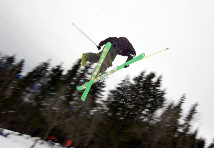 SSX tricky up in this, slängde upp skidan på ryg. Foto: Johan Hellman. Åkare: Markus Lövgren.