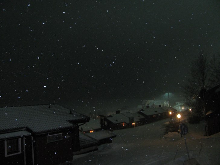 Kvällen och natten smyger sig på och ute faller . Foto: Camilla Isaksson.