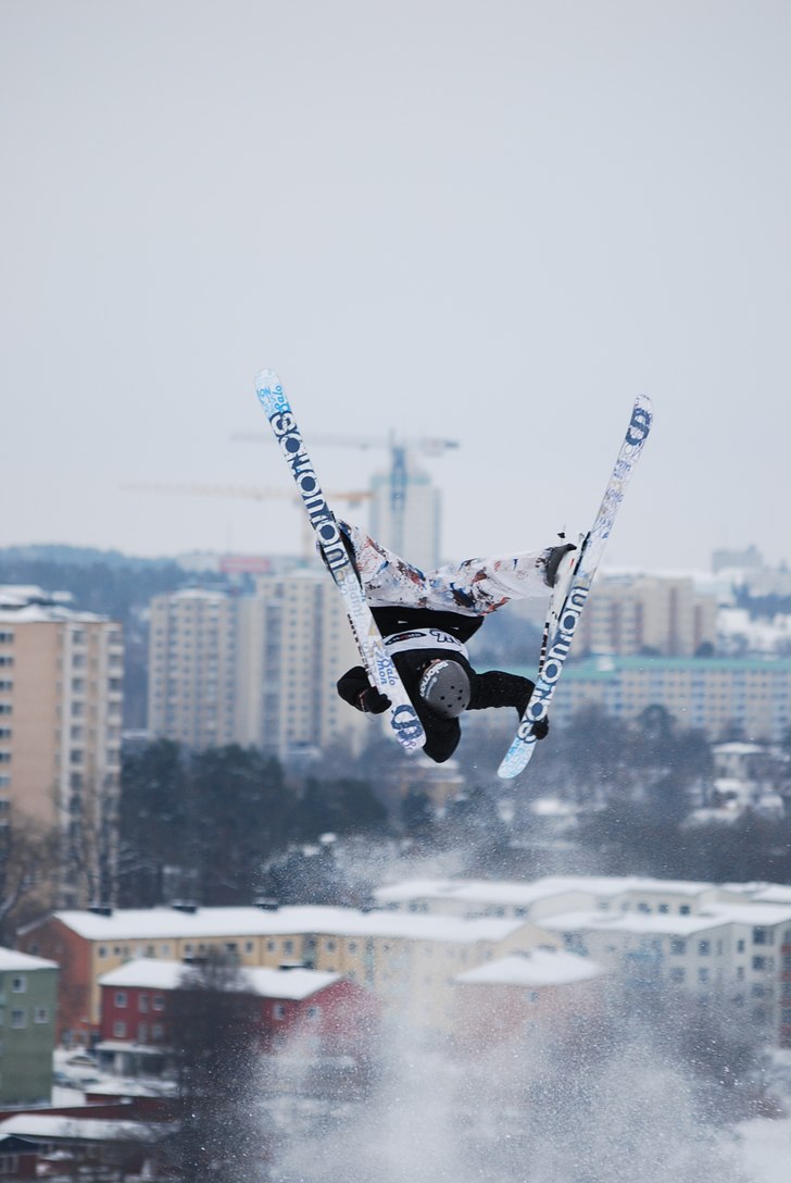 frontflip av Oscar.. Foto: Simon Waltersson. Åkare: Oscar Wester.
