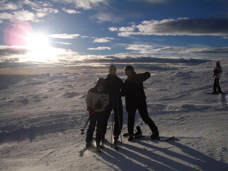 Vackert kvällsken över de norska fjällen en kal. Foto: Mikael Johansson. Åkare: Alexandra Tullsson, Max Hjalmarsson, Björn Andersson.
