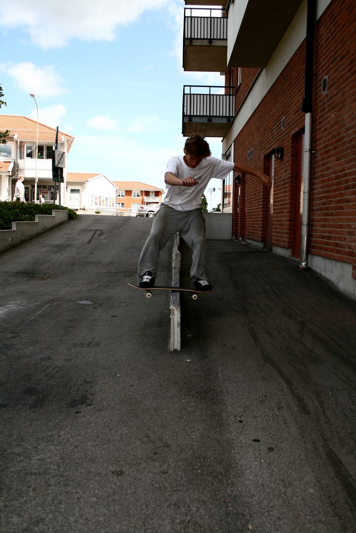 Boardslide a la Växjö. Foto: Axel Åkerlund. Åkare: Vincent Lejtzen.