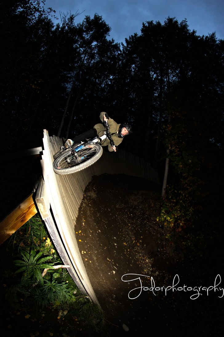 Velo dark. Foto: Robin Todor. Åkare: Martin liljeqvist.