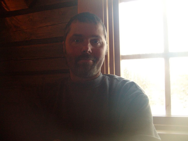 Undertecknad tar igen (och värmer) sig i Stötens. Foto: Jesper Pylad. Åkare: Jag.