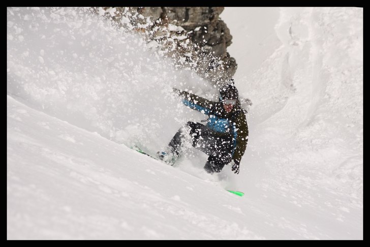 Sportgasteins sydsida välkomnar med sol och pow. Foto: Fredrik Bengtsson. Åkare: Rasmus Håkansson.