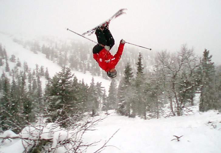 Underbar backflip i mysigt puder... Foto: Magnus A Werner. Åkare: Andréas Ahlstedt.