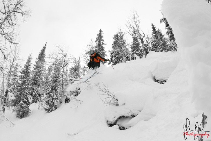 Jonas L. laddar för stor luft på en av avsatsern. Foto: Jonas Emilsson / www.jonasemilssonphoto.se. Åkare: Jonas Lidgren.