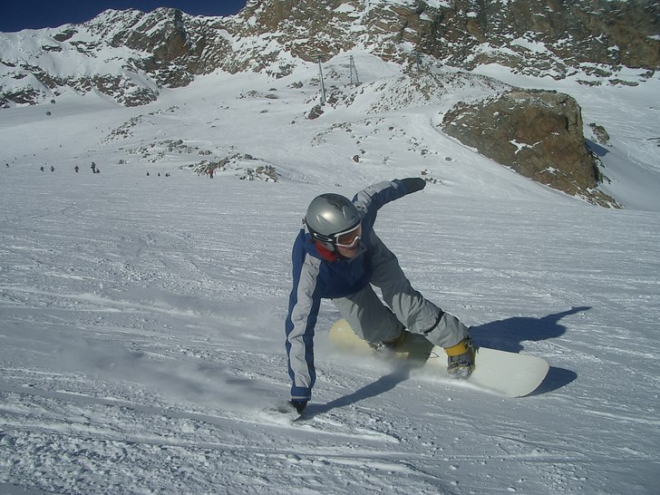 Jag putsar till backen lite på bräda. Foto: Markus Hallberg. Åkare: Niklas Ohlsson.