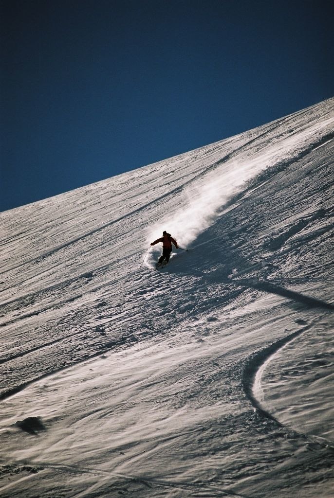 Axel tämjer pudret i Whistlers backcountry. Foto: Johan Valis. Åkare: Axel Hydén.