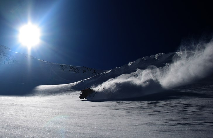 Gustaf testar dykmöjligheterna i två dagar gamma. Foto: Tomas Haglund. Åkare: Gustaf Höök.