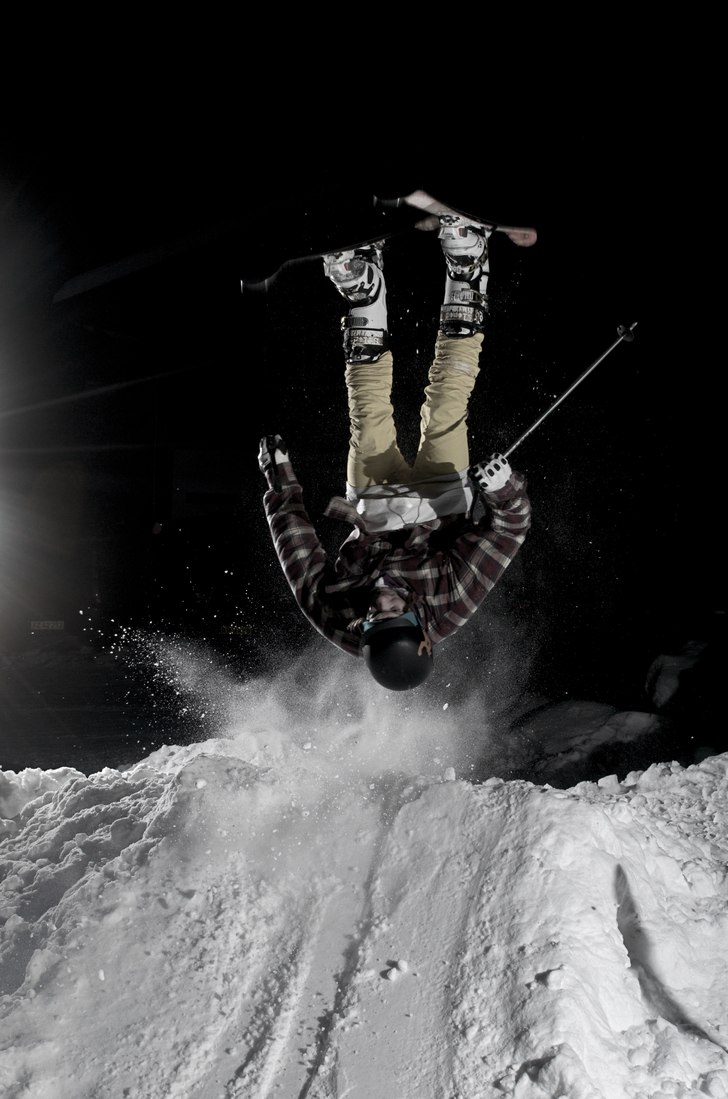 Flippin on skies. Foto: Erik Carlsén. Åkare: Marcus Henriksson.