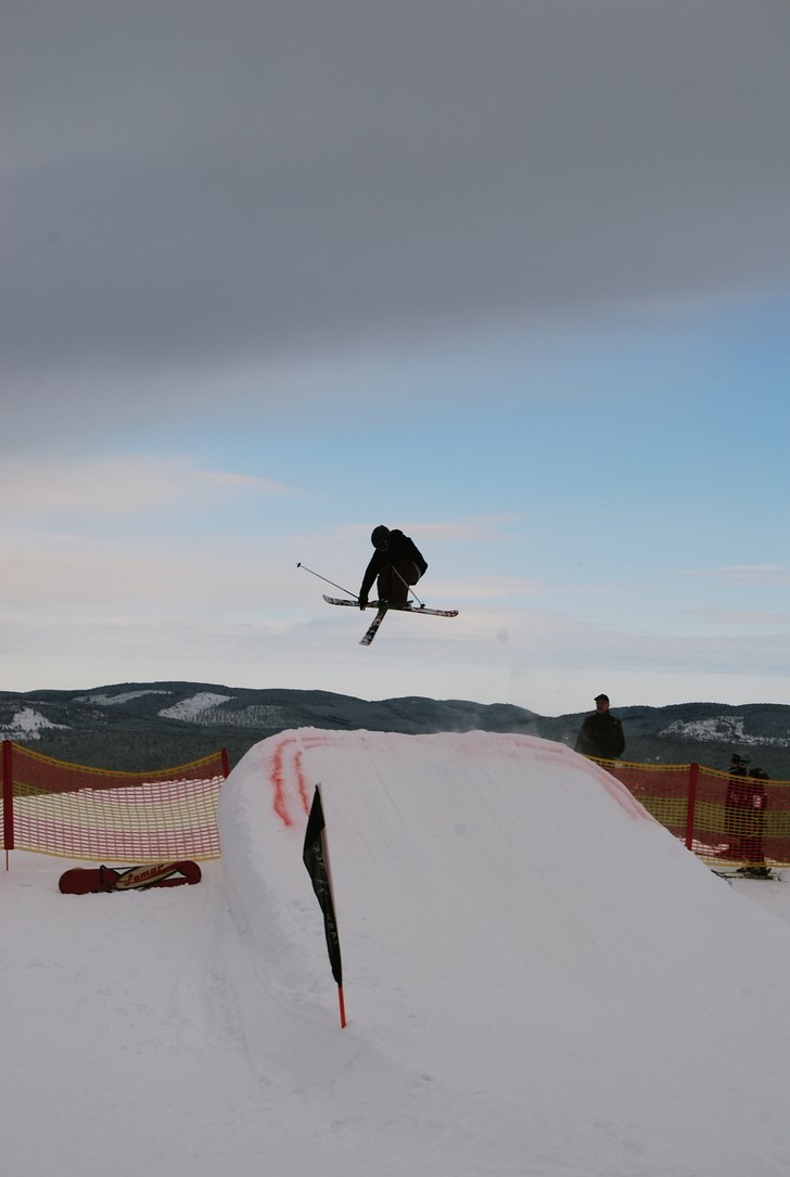 540 mute i Järvsöbackens Big-jump.. Foto: Samuel Lundh (Delmarindy). Åkare: Jonas Zeidlitz.