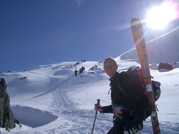Topptur uppför Nordalsfjäll i Riksgränsen, en s. Foto: Jan Jakobsson. Åkare: Jonas Emilsson.