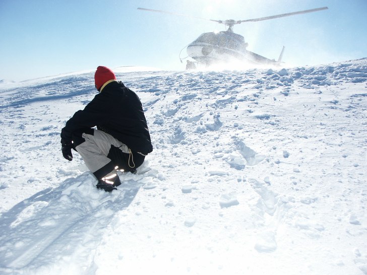 Urlastning vid en av de bättre heliskiturer vi ha. Foto: Jonas Emilsson. Åkare: HeliNords helikopter....