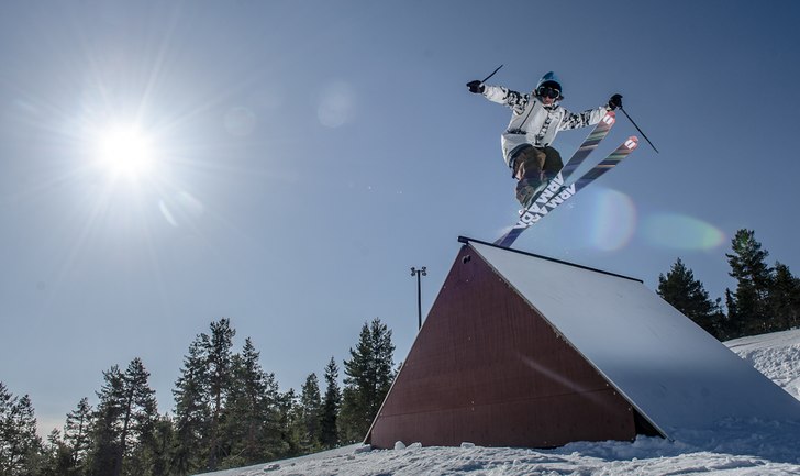 Testar flashar och max sträcker ut tungan!. Foto: Emrik Jansson. Åkare: Max Joners.
