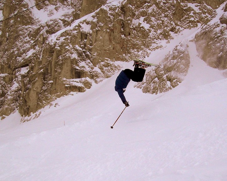 Freddy gör en volt på marmolada glaciären. Foto: Anders Brändström. Åkare: Fredrik Johansson.
