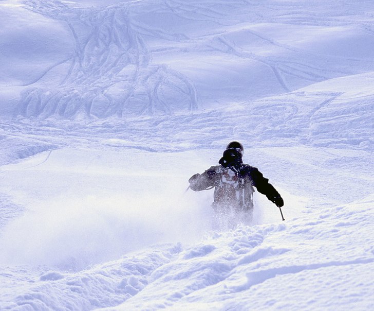 En meter ny fluffig snö att leka i :0). Foto: Stefan Lindgren. Åkare: Östen Lindgren.
