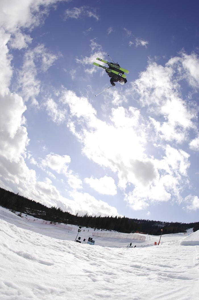 Alley oop i cornern vid springsession i branäs. Foto: Adam martell. Åkare: Lars ilis.