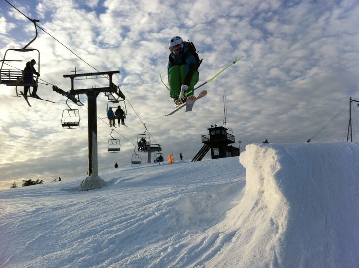 ett hopp. Foto: Jonathan. Åkare: Ja.