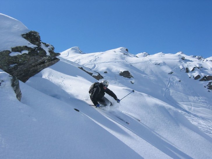 Runda stolpen vik av ner mot ravinen, njut av sole. Foto: Linus Hougland. Åkare: Peter Subán.