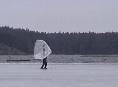 Kitewing vid iskanten,. Foto: Josef Sareld. Åkare: Peter Ingerstam.
